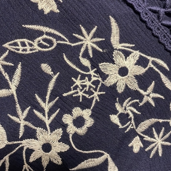 Francesca’s Blue rain embroidered navy and white hippie shirt elastic cuffs 🌻 - Picture 6 of 6